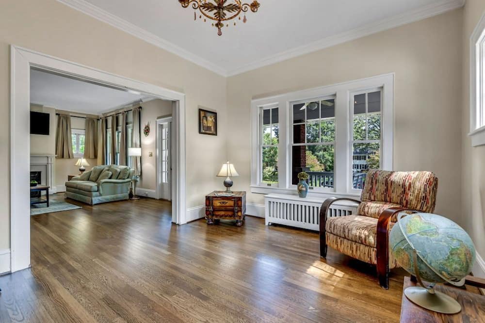 Photo of Livingroom in Old Irving Park
