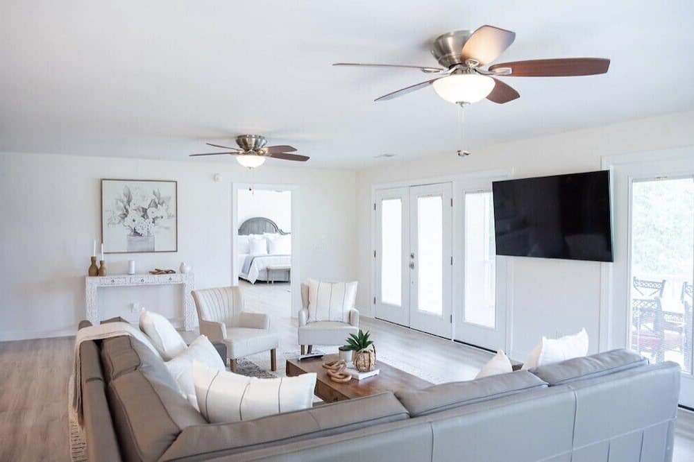Photo of Livingroom in Roxboro