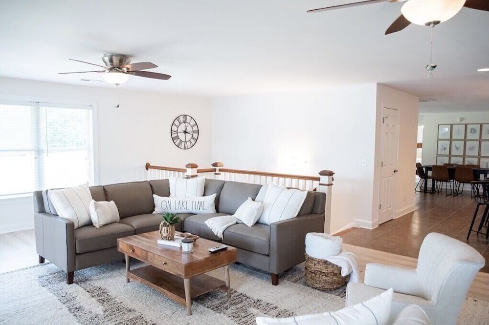 Photo of Livingroom in Roxboro