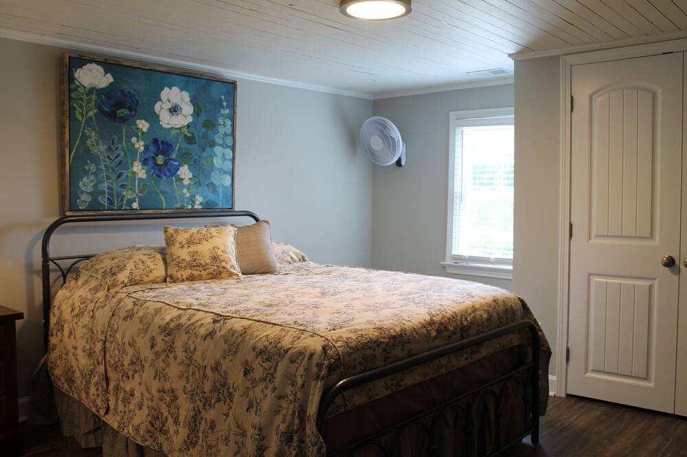 Photo of Bedroom in Albertson
