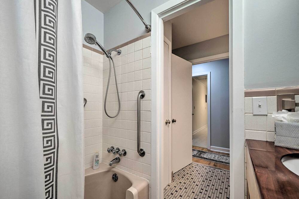 Photo of Bathroom in Myrtle Grove
