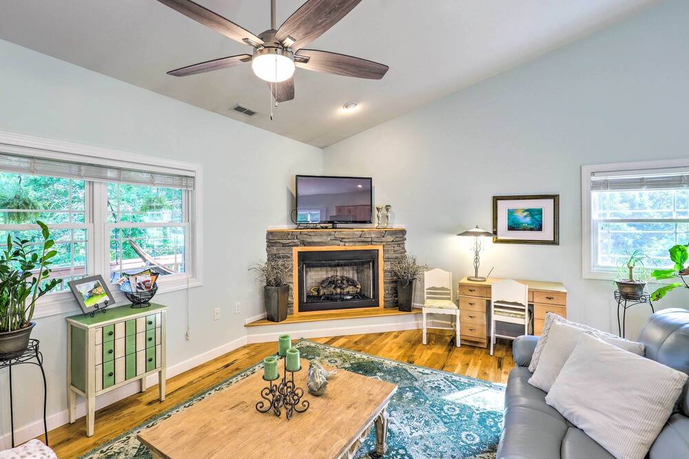 Photo of Livingroom in Weaverville