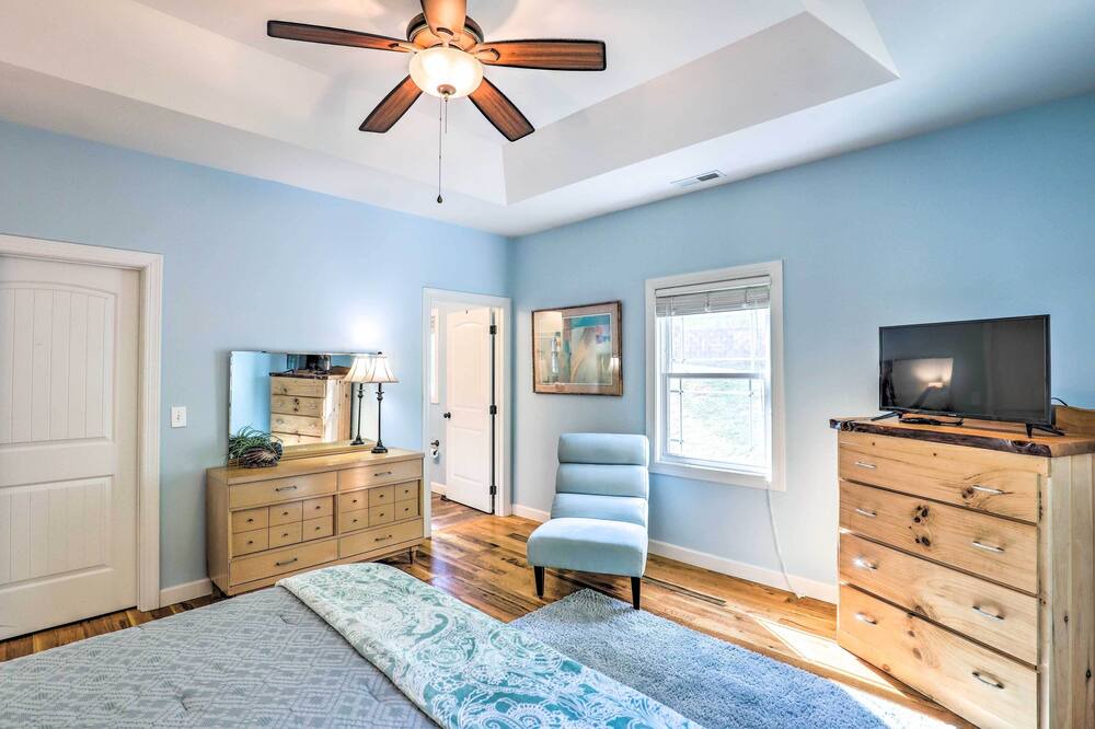 Photo of Bedroom in Weaverville