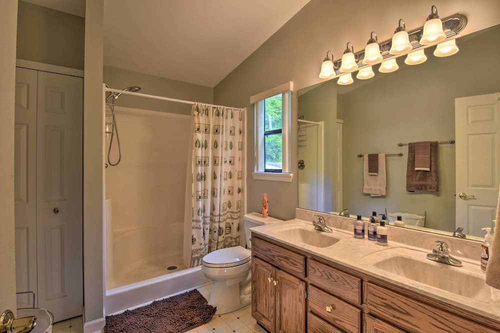 Photo of Bathroom in Upper Peachtree