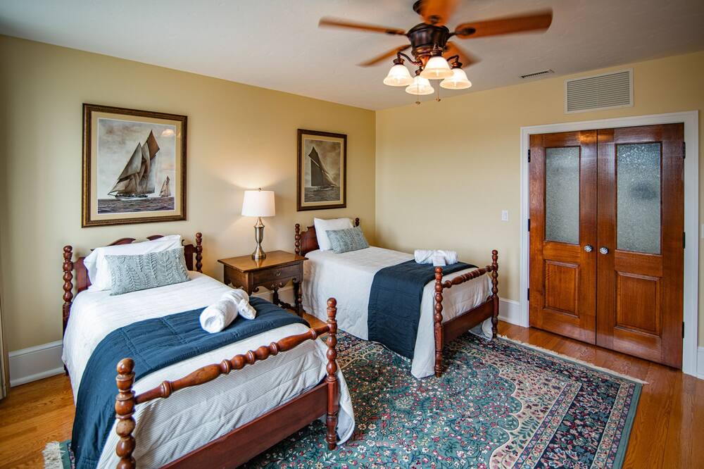 Photo of Bedroom in Hendersonville