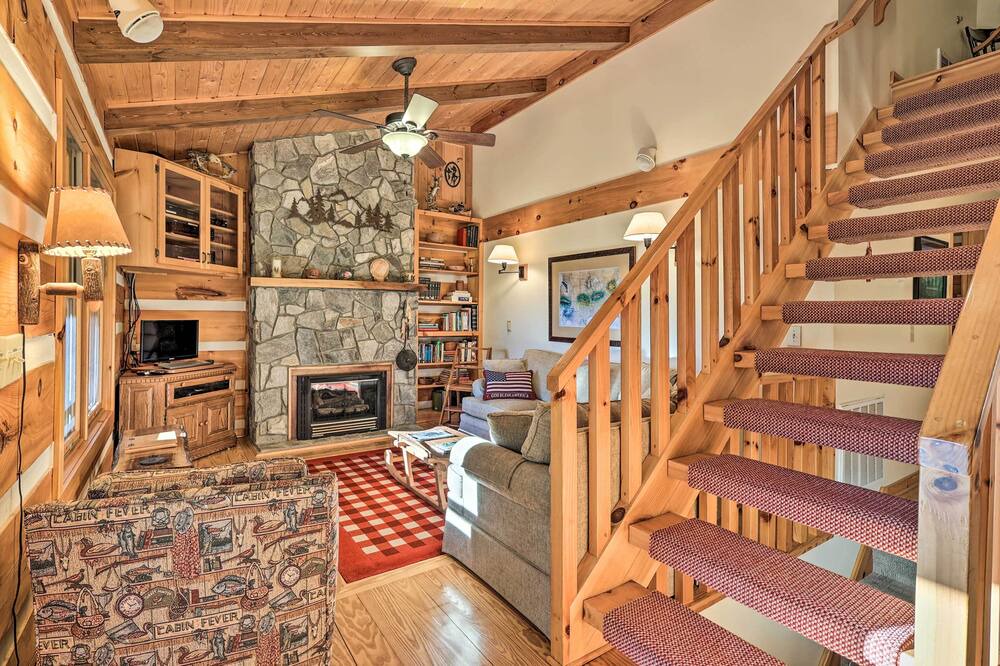 Photo of Livingroom in West Jefferson