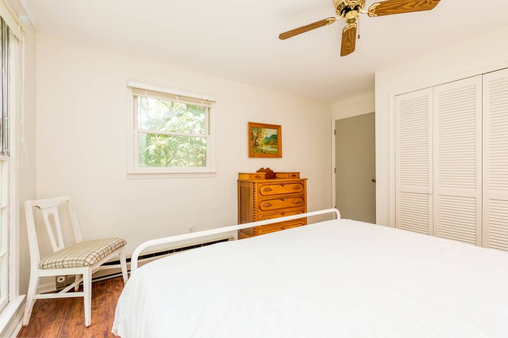 Photo of Bedroom in Hendersonville