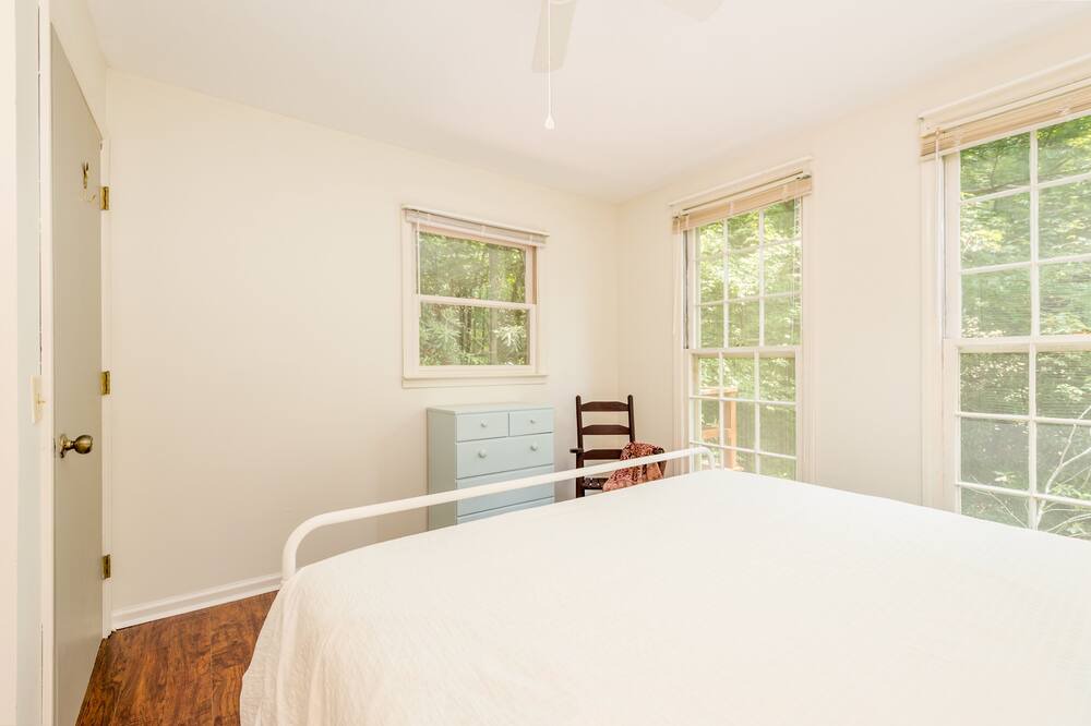 Photo of Bedroom in Hendersonville