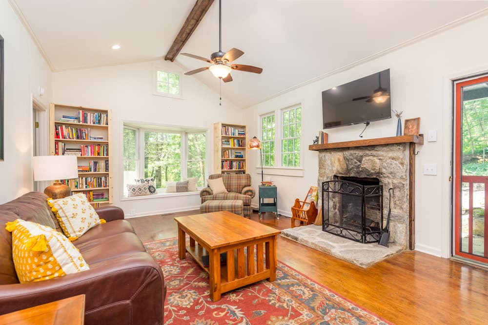Photo of Bedroom in Hendersonville