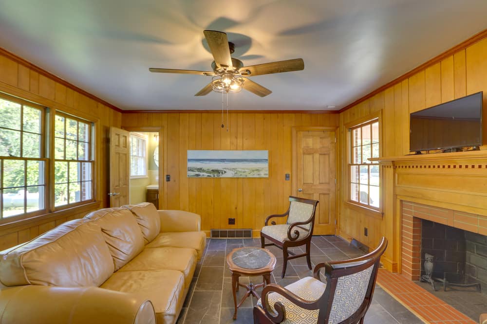 Photo of Livingroom in McCain