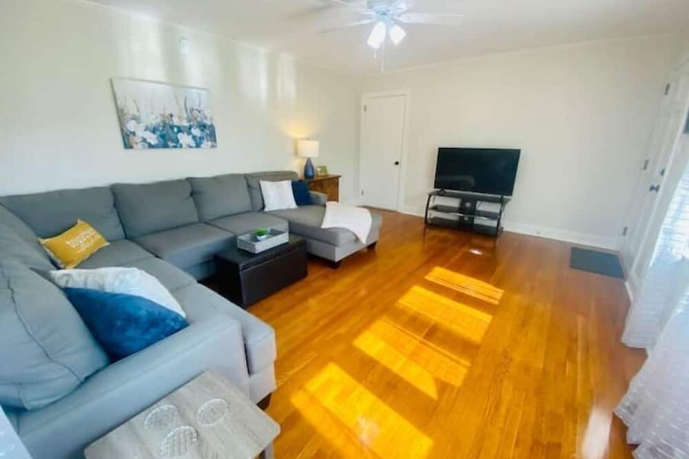 Photo of Livingroom in Newton