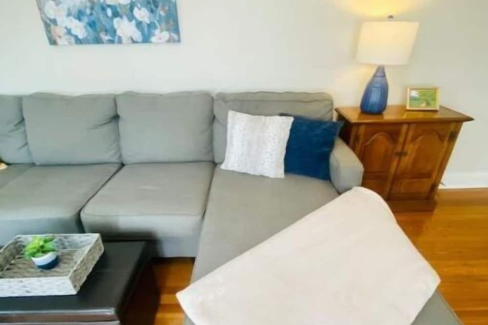 Photo of Livingroom in Newton