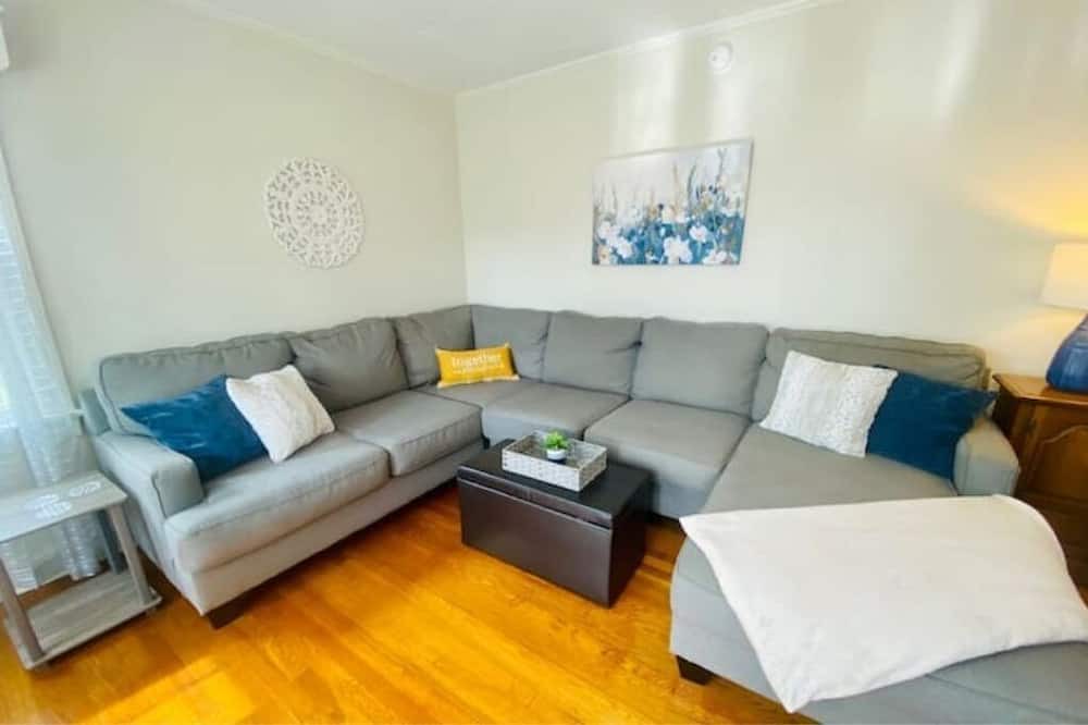 Photo of Livingroom in Newton