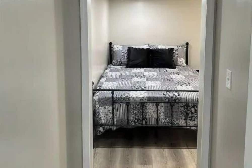 Photo of Bedroom in Marion Lake Club