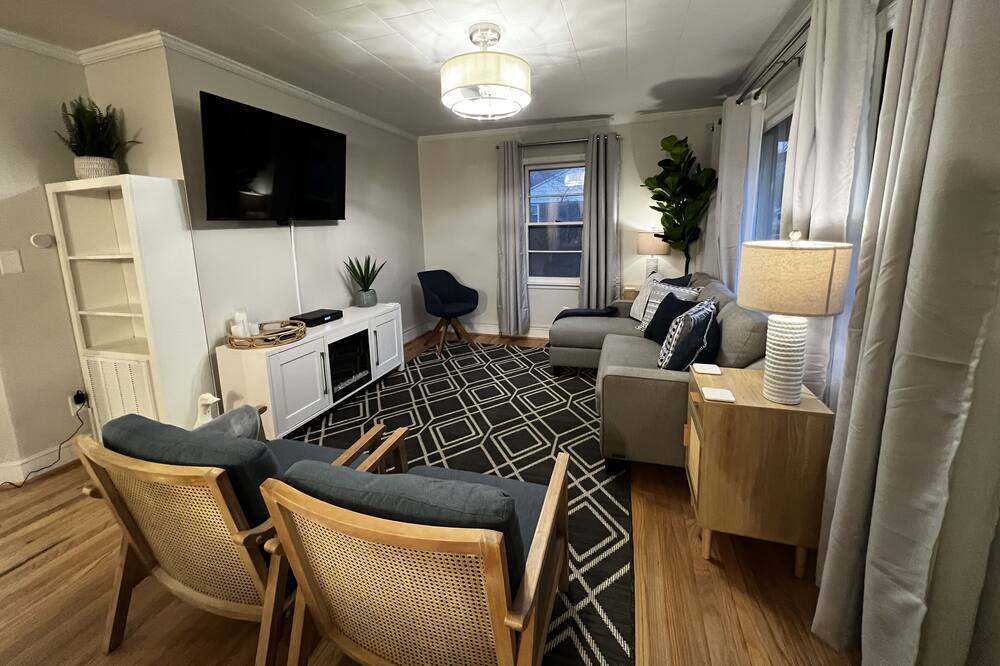 Photo of Livingroom in Elon College