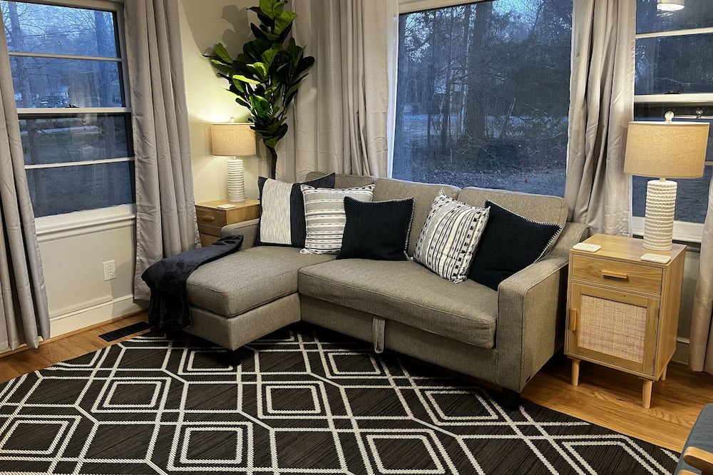 Photo of Livingroom in Elon College