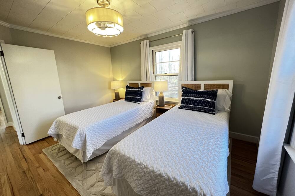 Photo of Bedroom in Elon College
