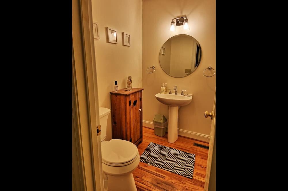 Photo of Bathroom in Seven Devils