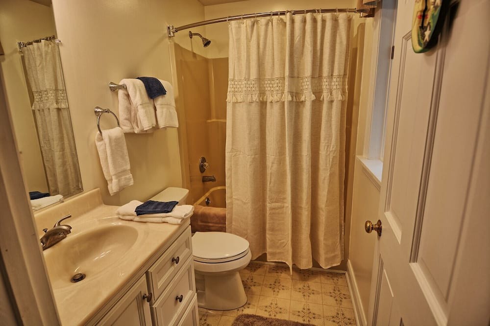 Photo of Bathroom in Seven Devils