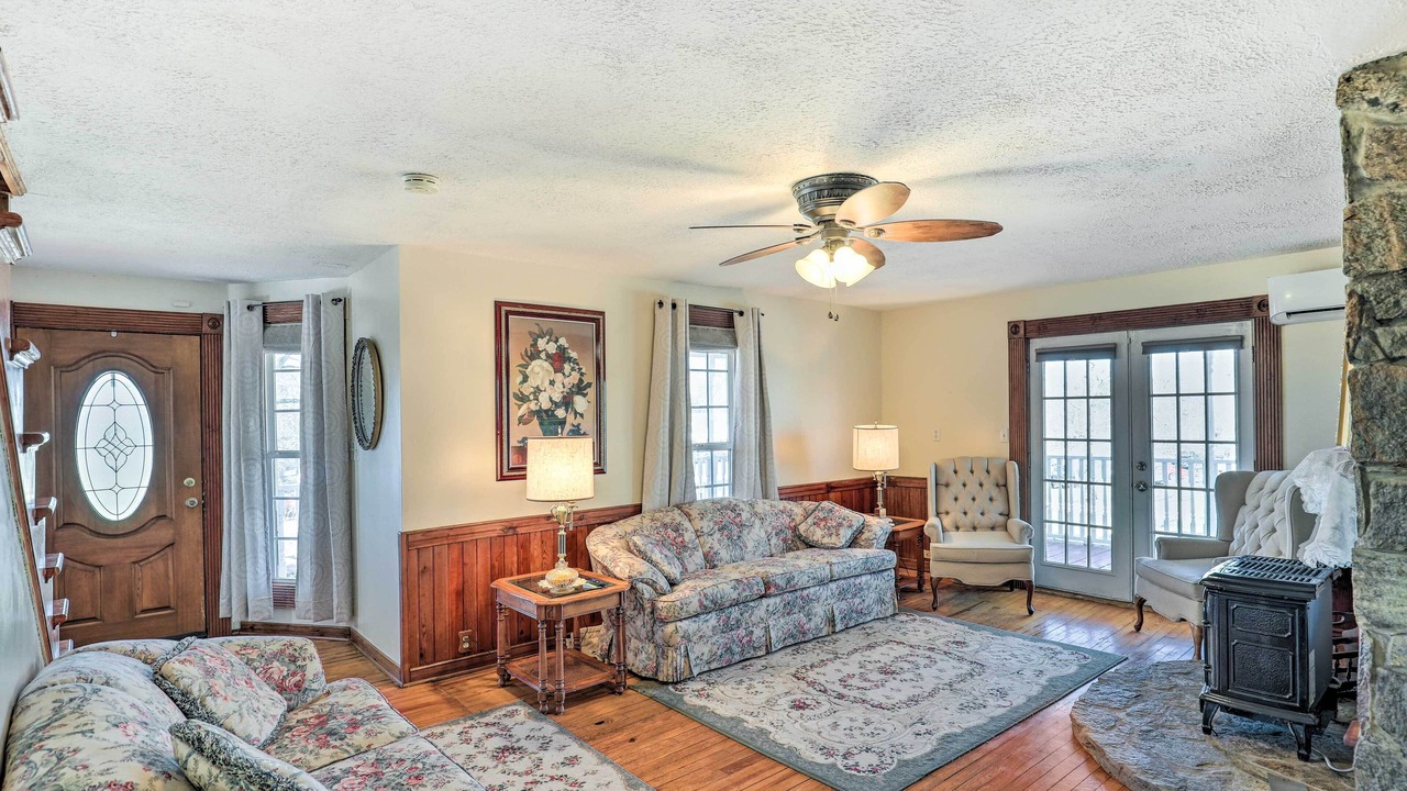 Photo of Livingroom in Weaverville