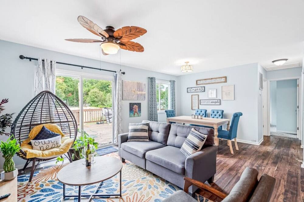 Photo of Livingroom in Northeast Raleigh