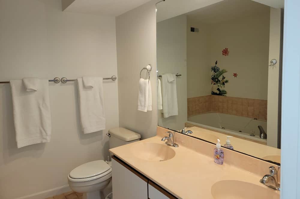 Photo of Bathroom in Fairfield Harbour