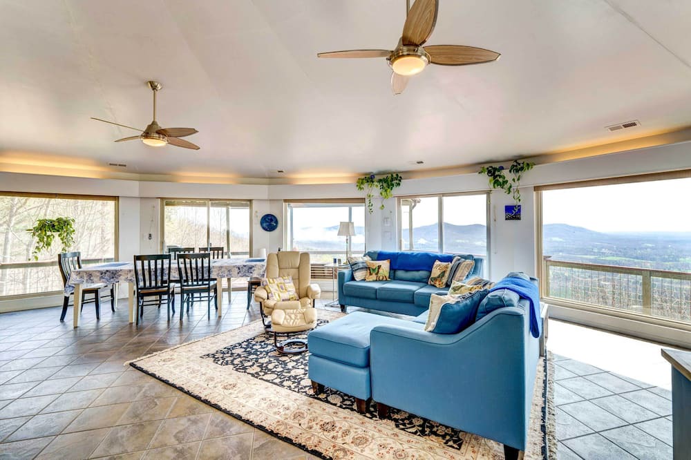 Photo of Livingroom in Bostic