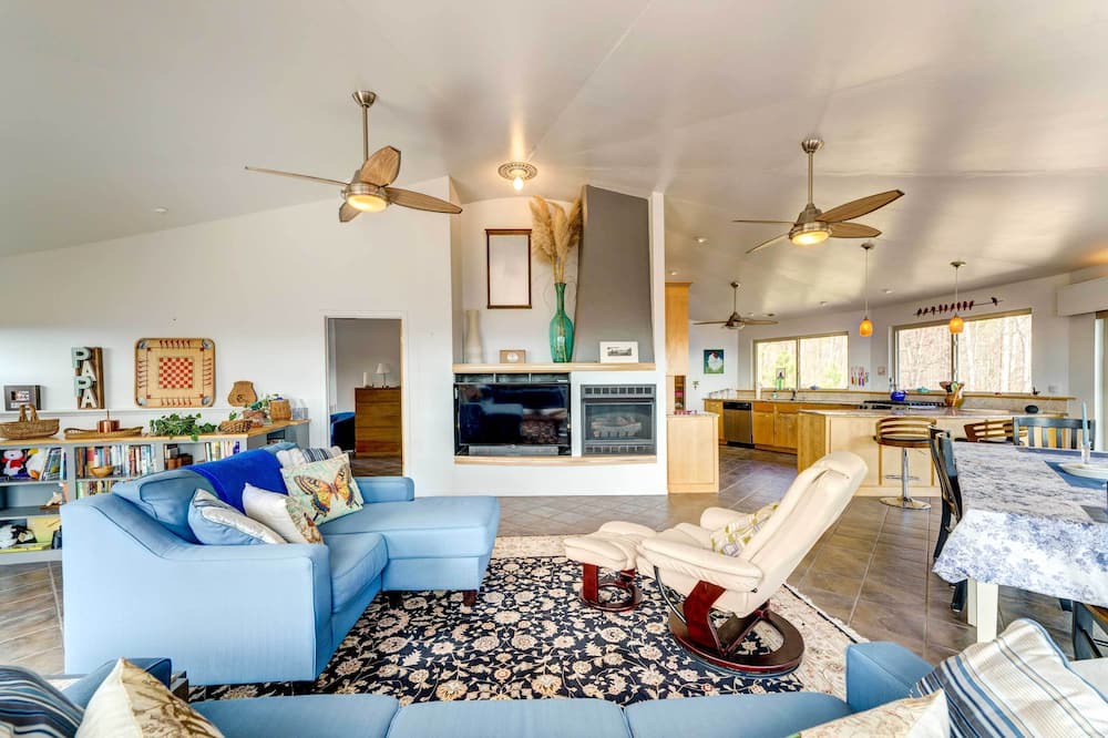 Photo of Livingroom in Bostic