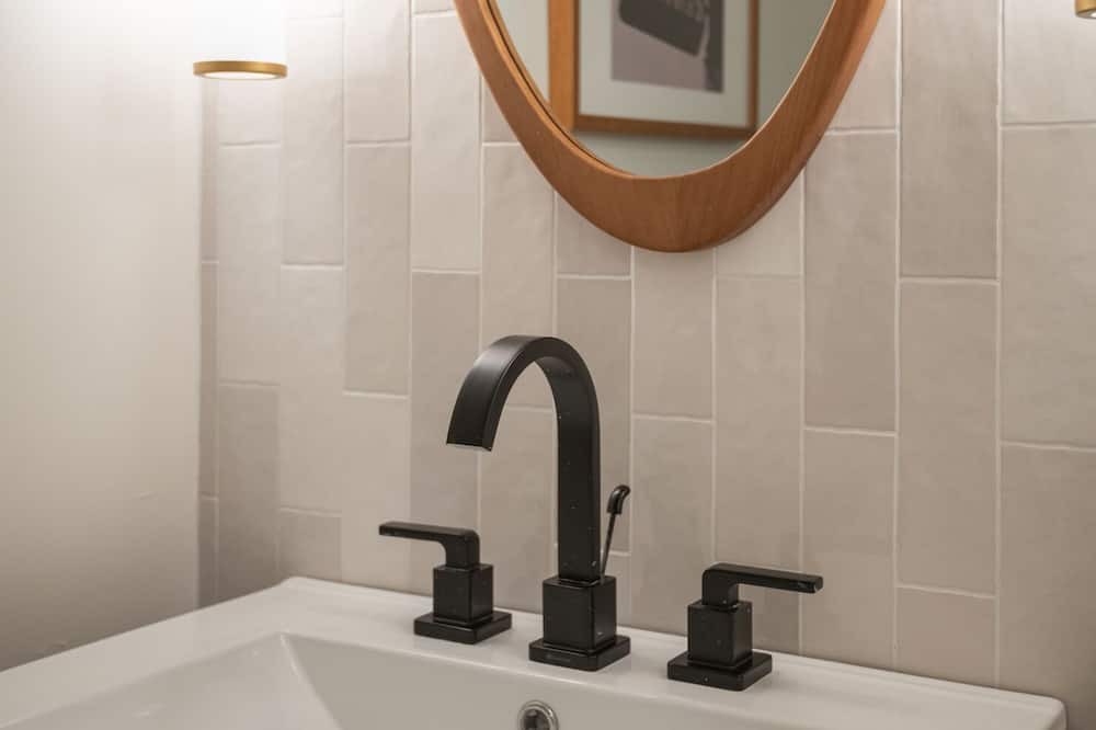 Photo of Bathroom in Rutledge Hill