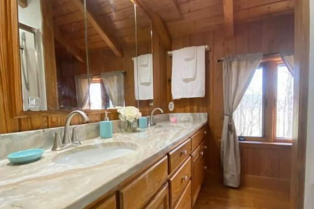 Photo of Bathroom in Warne