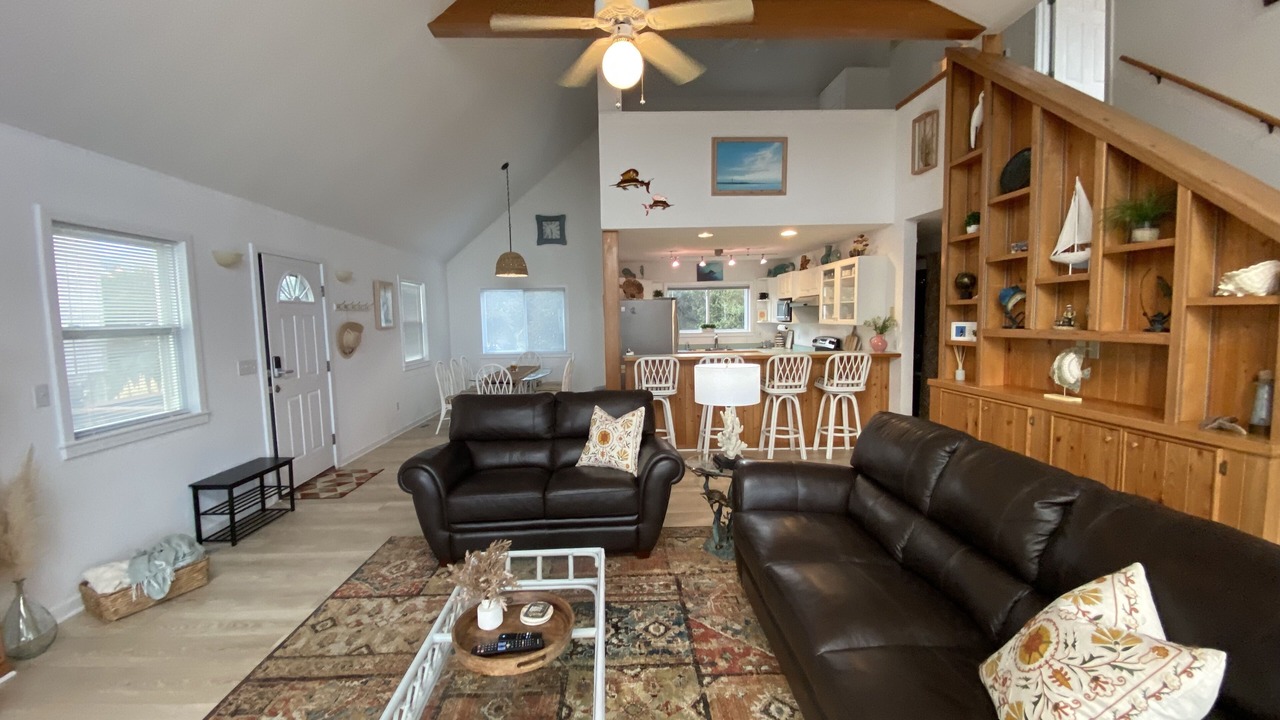 Photo of Livingroom in Brigands' Bay