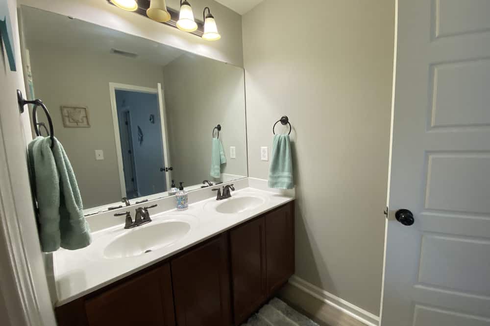 Photo of Bathroom in Piney Green