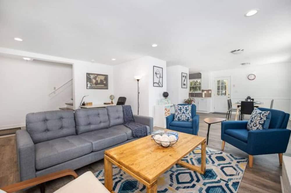 Photo of Livingroom in Matthews