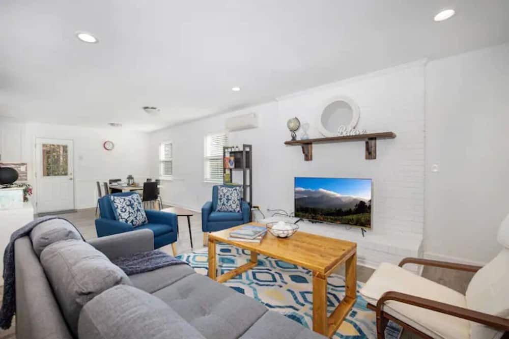 Photo of Livingroom in Matthews