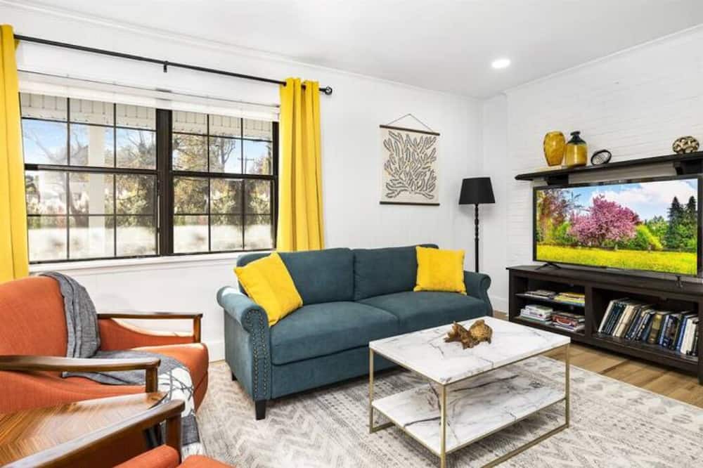 Photo of Livingroom in Matthews