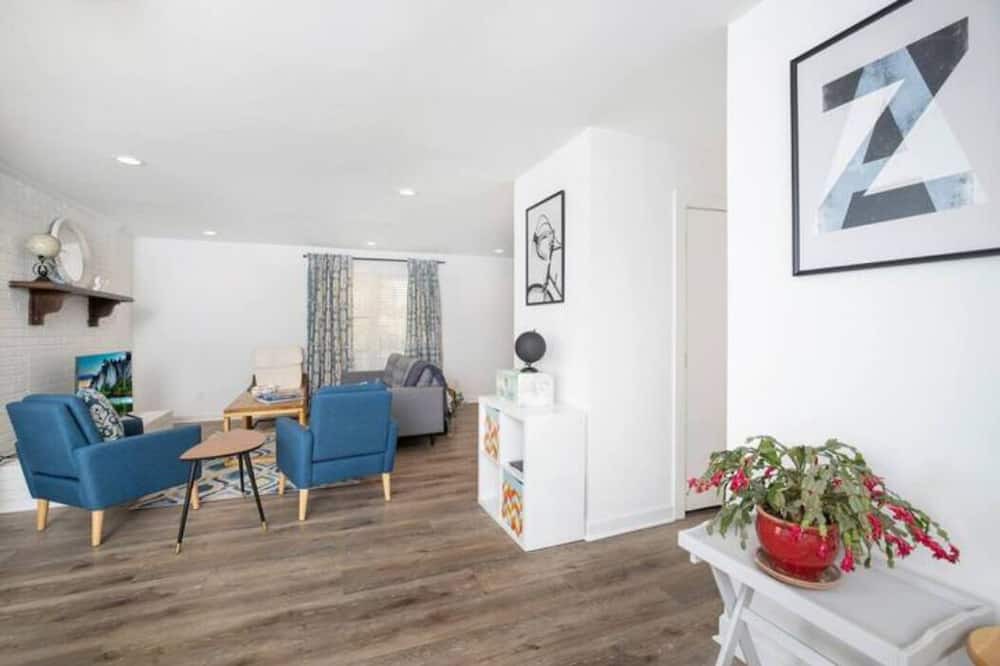 Photo of Livingroom in Matthews