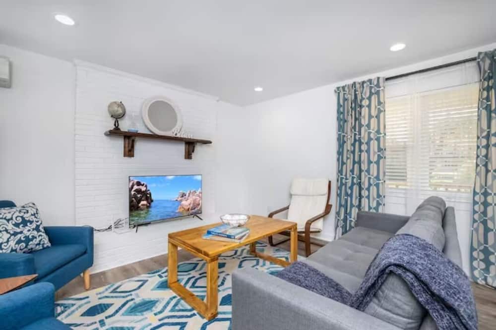 Photo of Livingroom in Matthews