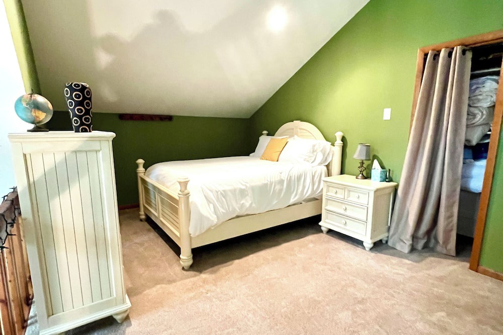 Photo of Bedroom in Avery Creek