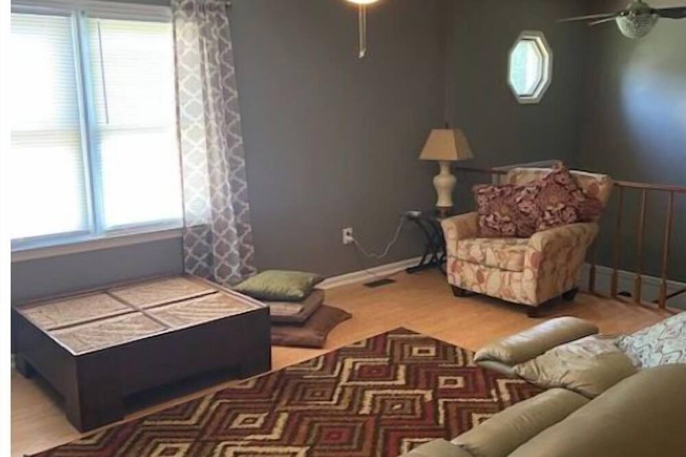 Photo of Livingroom in Lenoir