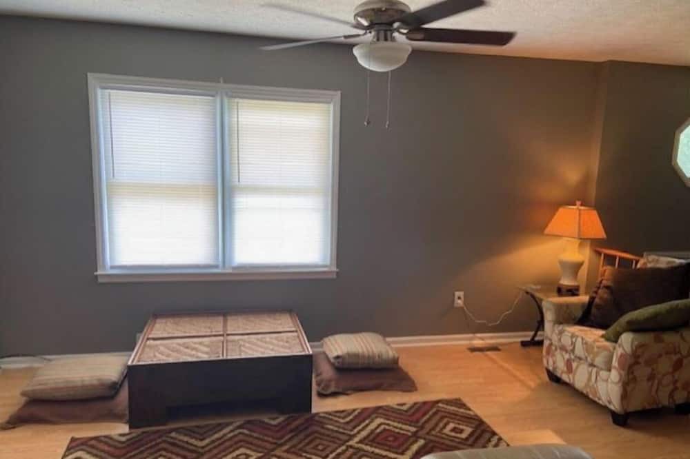 Photo of Livingroom in Lenoir