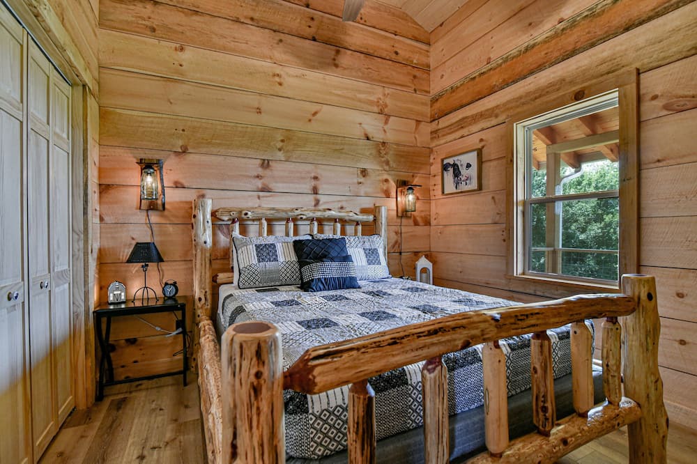 Photo of Bedroom in Hendersonville