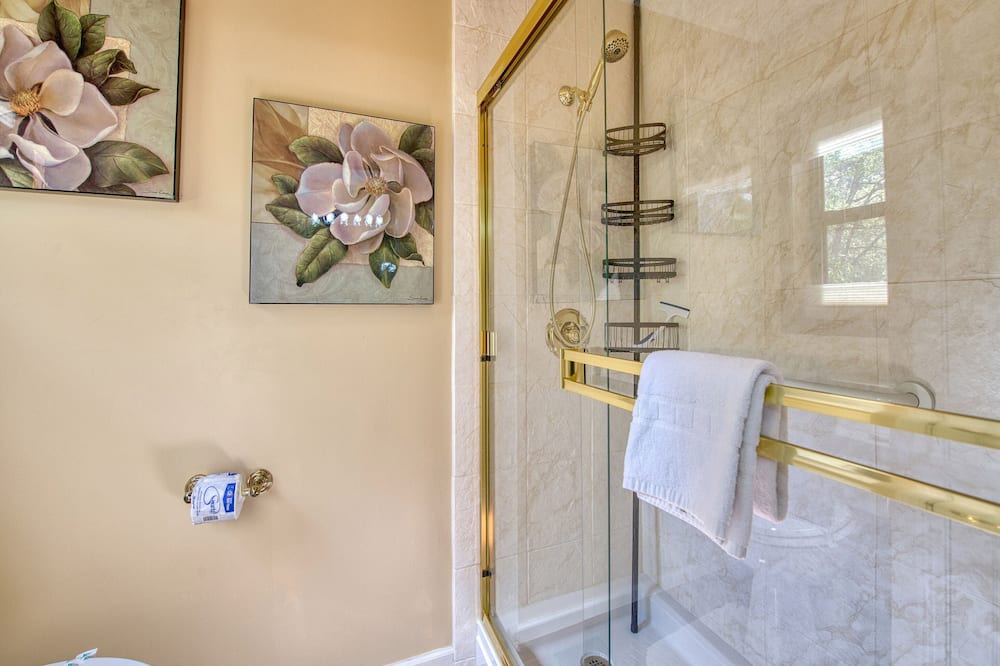 Photo of Bathroom in Maggie Valley