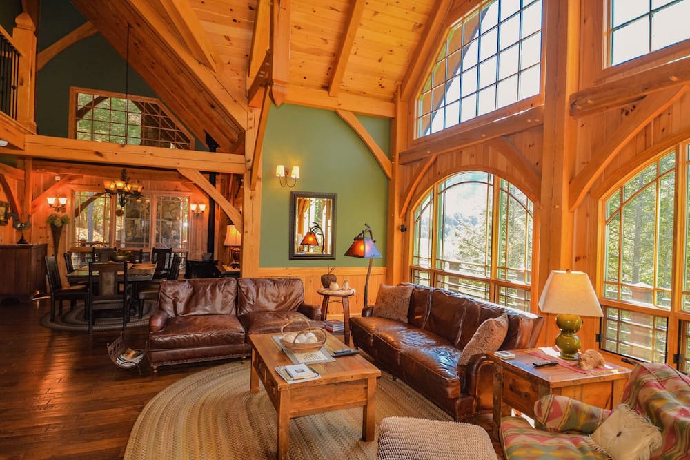 Photo of Livingroom in Lansing