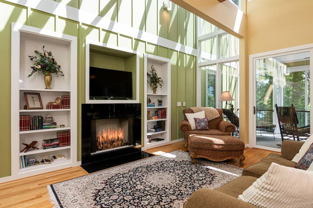 Photo of Livingroom in Flat Rock