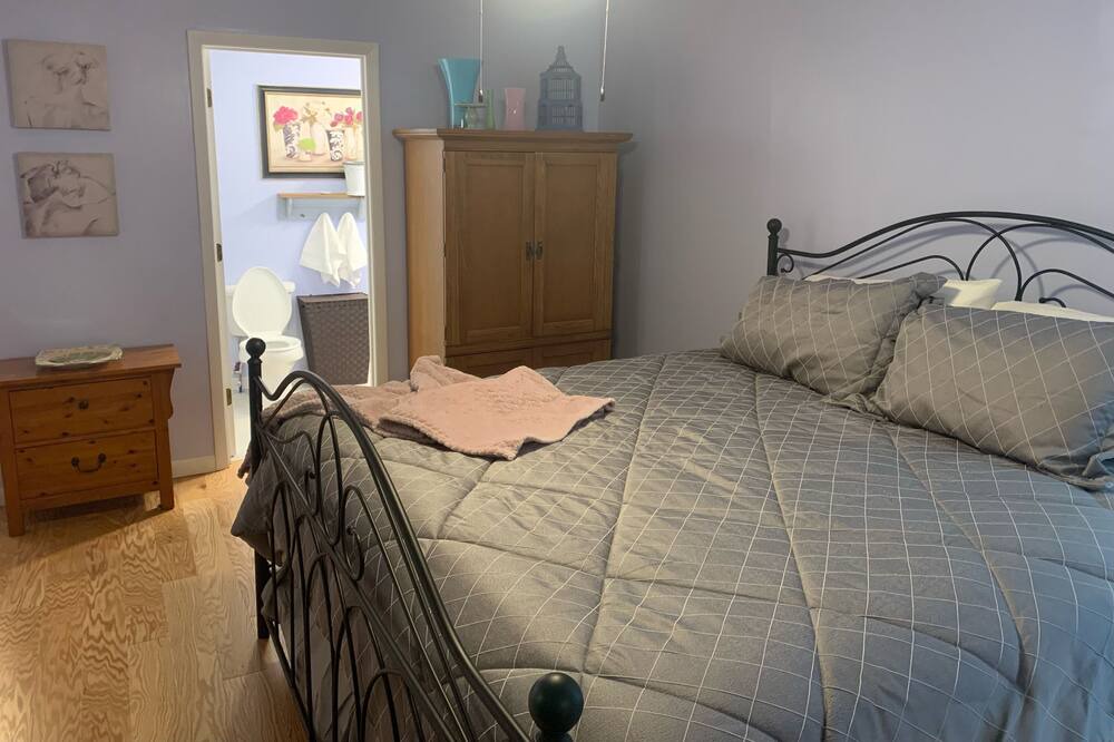 Photo of Bedroom in Barnardsville