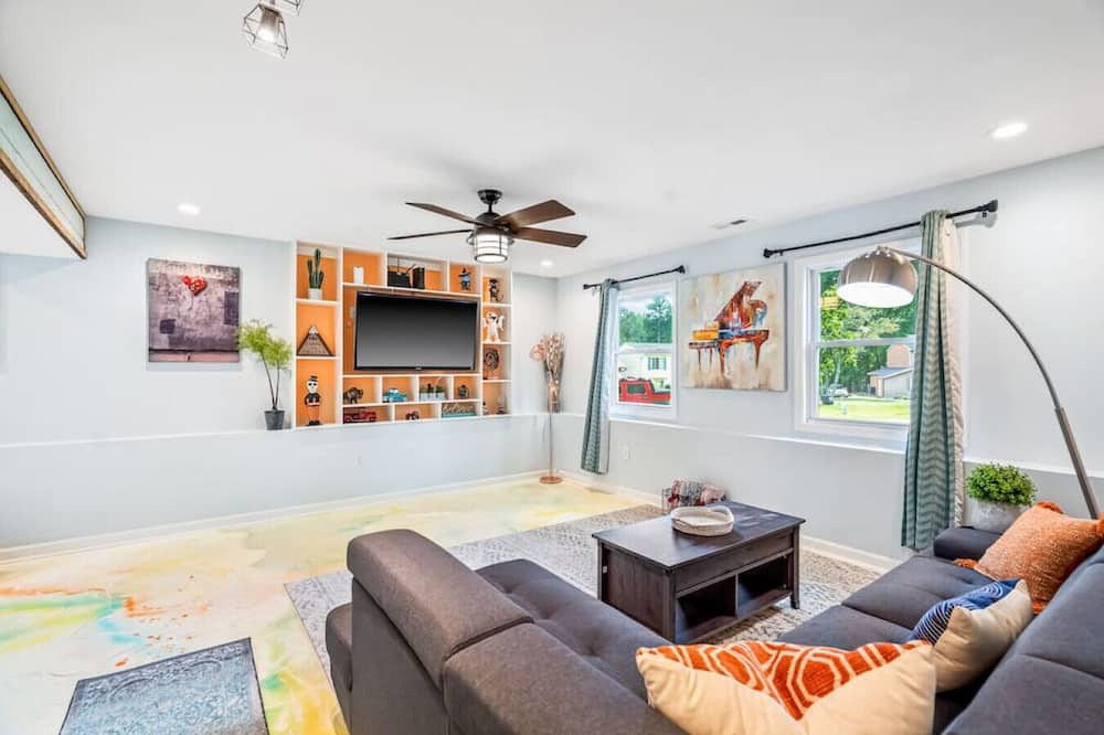 Photo of Livingroom in Northeast Raleigh