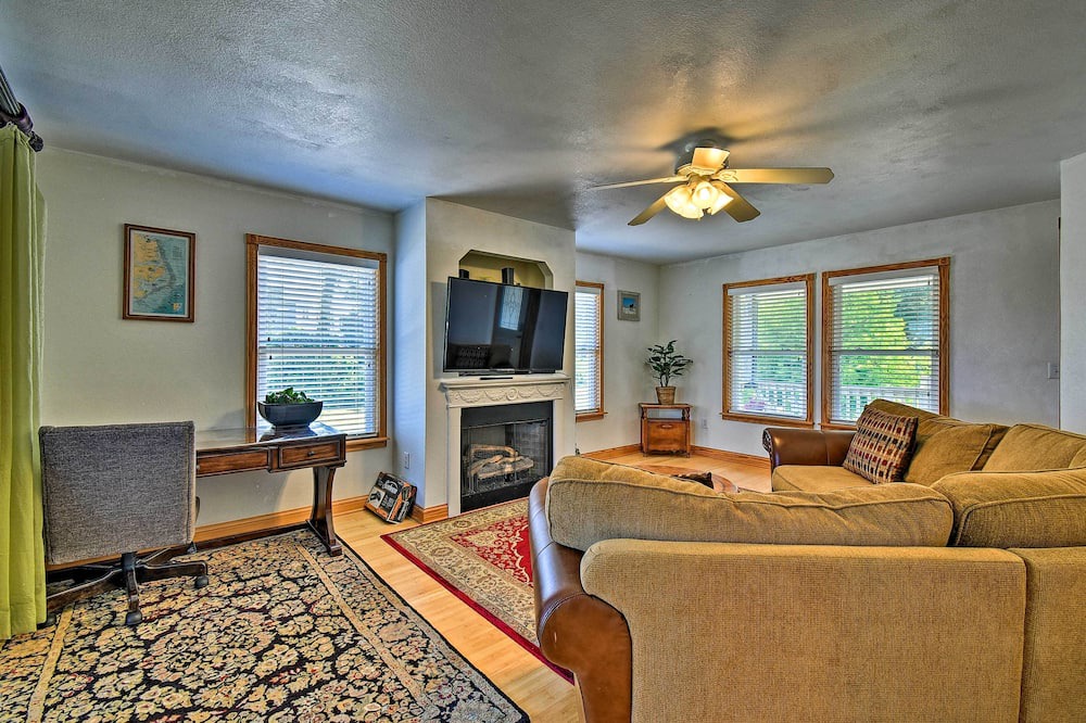 Photo of Livingroom in Colington Harbour