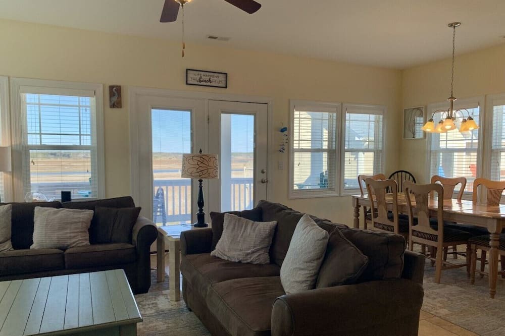 Photo of Livingroom in McCutcheon Field