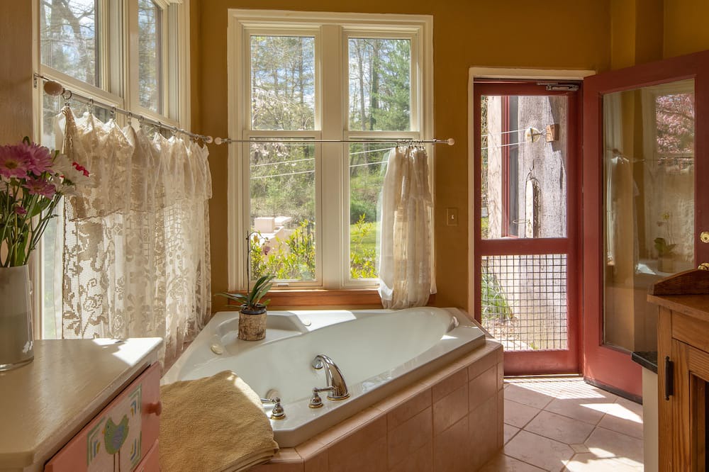 Photo of Bathroom in Laurel Park