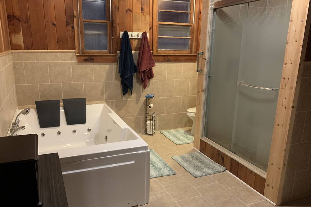 Photo of Bathroom in Piney Creek